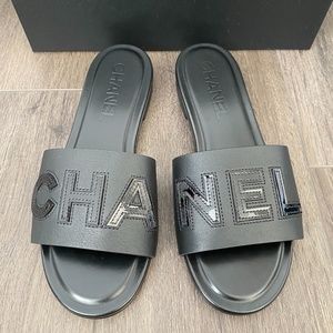 2023 CHANEL CHA NEL LOGO BLACK LEATHER FLAT SHOES SLIDES MULES 37